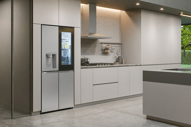LG Multi-Door Kühlschrank GMG861MBAE in Edelstahl-Optik, integriert in eine moderne, helle Küche mit minimalistischen Schränken.