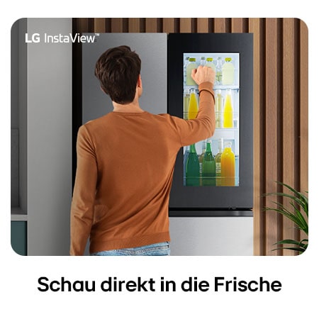 LG Multi-Door Kühlschrank GMG861MBAE in Edelstahl-Optik, mit der InstaView™ Door-in-Door®-Funktion, wobei eine Person Getränke aus dem leicht zugänglichen Fach entnimmt.