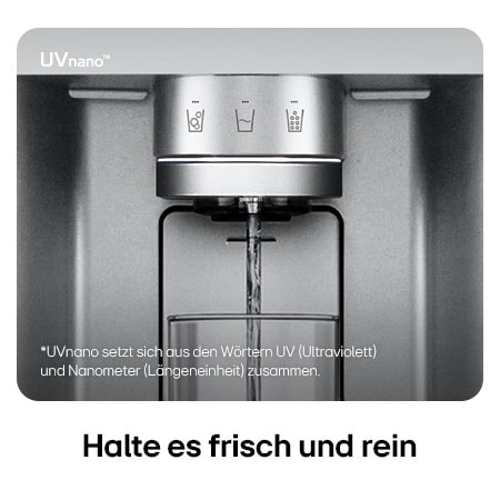 Nahaufnahme des Wasserspenders vom LG Multi-Door Kühlschrank GMG861MBAE in Edelstahl-Optik, mit der UVnano™-Technologie, die die Wasserdüse mit UV-Licht reinigt.