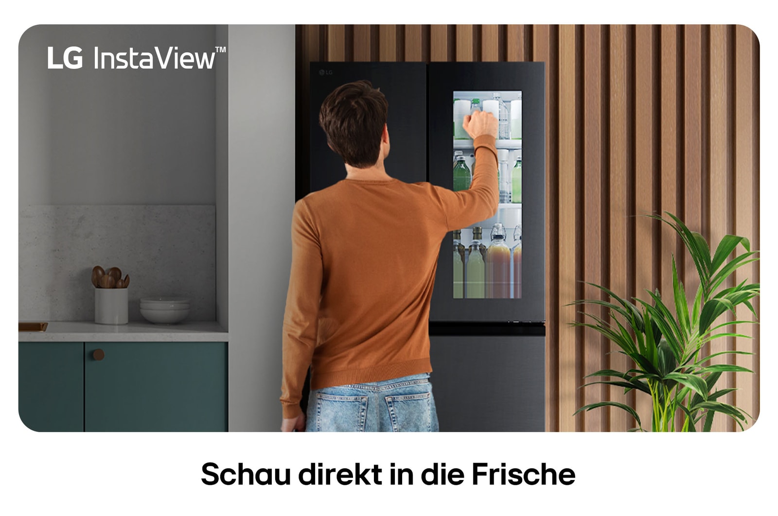 LG Multi-Door Kühlschrank GMG861EPAE in matter schwarzer Ausführung, mit der InstaView™ Door-in-Door® Funktion, wobei eine Person nach Getränken greift, ohne die Haupttür zu öffnen.