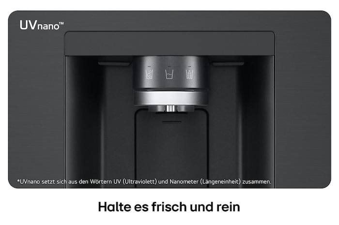 Nahaufnahme des Wasserspenders vom LG Multi-Door Kühlschrank GMG861EPAE in Schwarz, mit der UVnano™-Technologie, die die Wasserdüse mit UV-Licht reinigt.