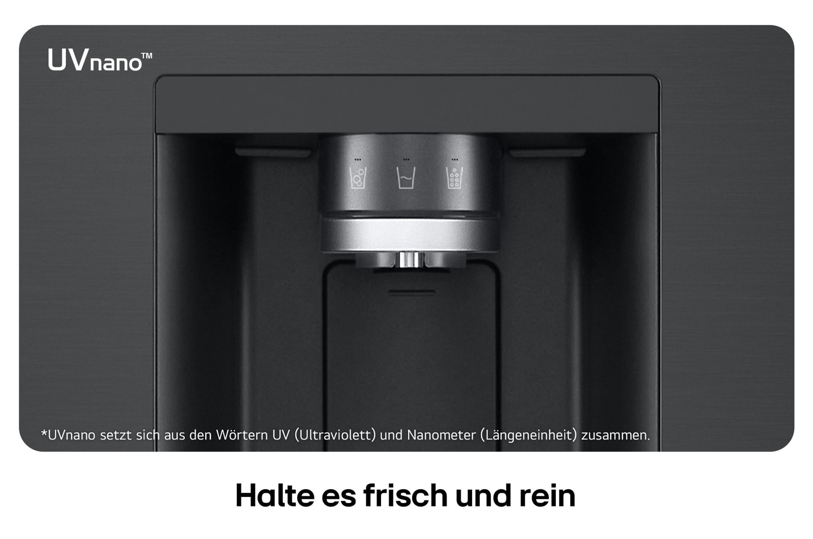 Nahaufnahme des Wasserspenders vom LG Multi-Door Kühlschrank GMG861EPAE in Schwarz, mit der UVnano™-Technologie, die die Wasserdüse mit UV-Licht reinigt.