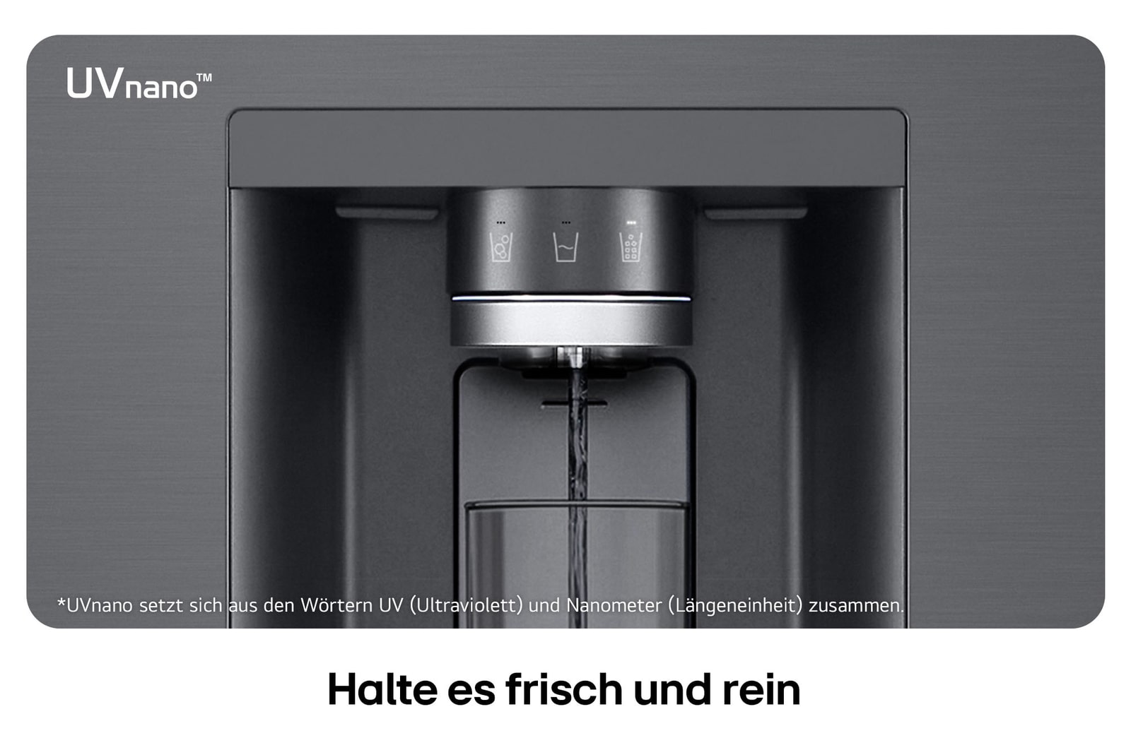 Nahaufnahme des Wasserspenders vom LG Multi-Door Kühlschrank GMG960EVEE in mattem Schwarz-Stahl, mit der UVnano™-Technologie, die die Wasserdüse mit UV-Licht reinigt.