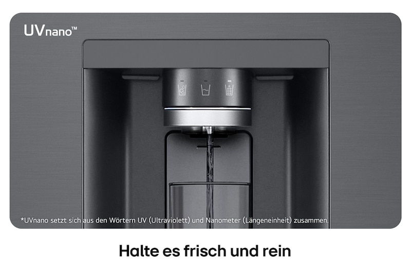 Nahaufnahme des Wasserspenders vom LG Multi-Door Kühlschrank GMG960EVEE in mattem Schwarz-Stahl, mit der UVnano™-Technologie, die die Wasserdüse mit UV-Licht reinigt.