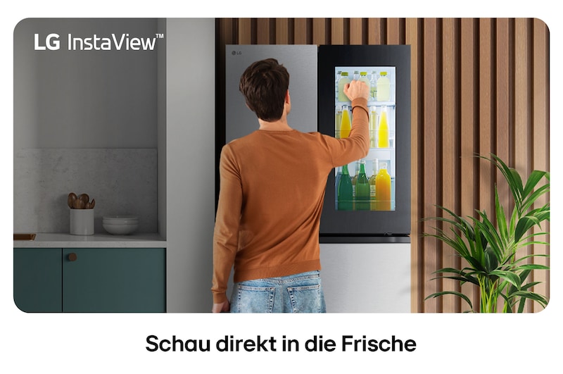 LG Multi-Door Kühlschrank GMG961NPKE in Edelstahl-Optik, mit der InstaView™ Door-in-Door®-Funktion, wobei eine Person Getränke aus dem leicht zugänglichen Fach entnimmt.