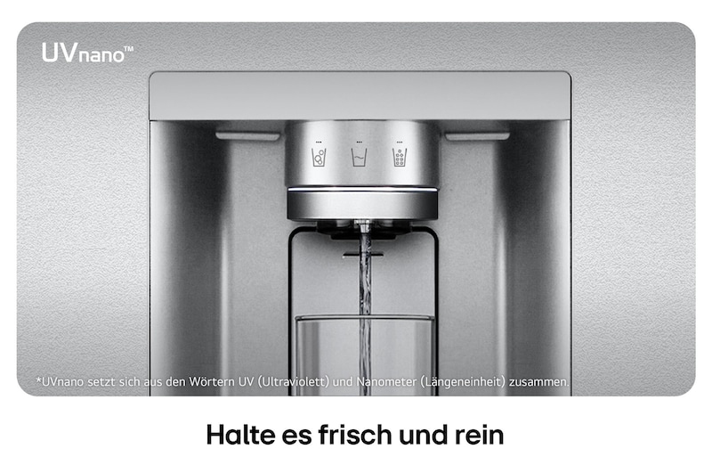 Nahaufnahme des Wasserspenders vom LG Multi-Door Kühlschrank GMG961NPKE in Edelstahl-Optik, mit der UVnano™-Technologie, die die Wasserdüse mit UV-Licht reinigt.