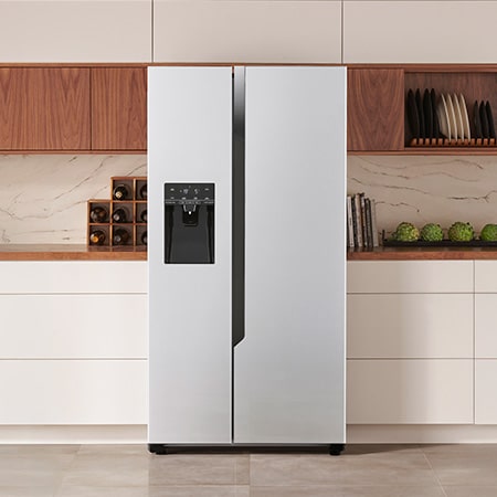LG Side-by-Side Kühlschrank GSM32HSBEH in Platin-Silber-Optik, elegant in eine moderne Küche mit weißen und holzfarbenen Schränken und integriertem Wasserspender integriert.