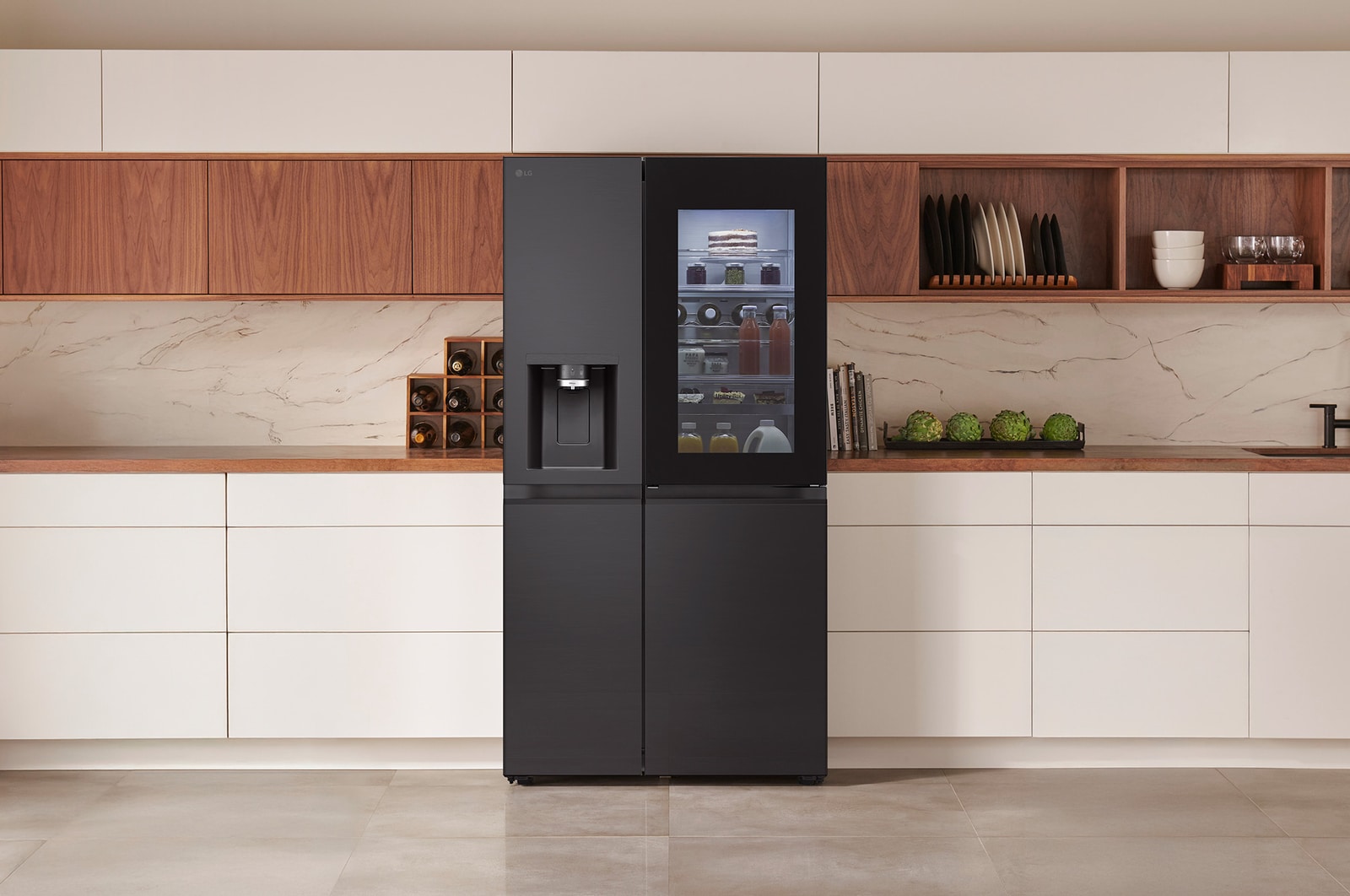 LG Side-by-Side Kühlschrank GSXE91EVAD in mattem Schwarz mit InstaView™ Door-in-Door®, integriert in eine moderne Küche mit weißen und hölzernen Schränken.