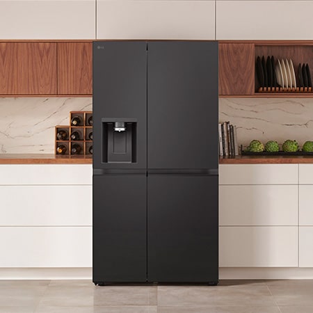 LG Side-by-Side Kühlschrank GSLE91EVAB in mattem Schwarzstahl, elegant integriert in eine moderne Küche mit weißer und hölzerner Arbeitsplatte und integriertem Wasserspender.