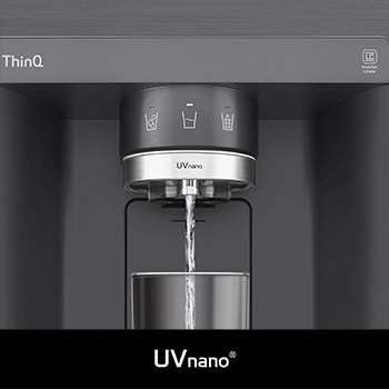 LG Side-by-Side GSXB90MCDE mit **UVnano** Technologie: Nahaufnahme des beleuchteten Wasserspender-Ausgangs, der zur Reduzierung von Bakterien automatisch gereinigt wird.