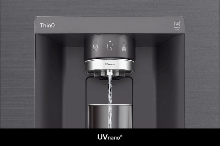 LG Side-by-Side GSXV90MCAE mit **UVnano** Technologie: Nahaufnahme des beleuchteten Wasserspender-Ausgangs, der zur Reduzierung von Bakterien automatisch gereinigt wird.