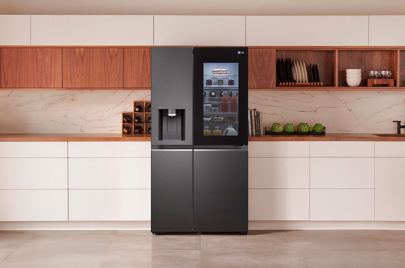 LG InstaView Side-by-Side Kühlschrank GSXV90MCAE in Dark Stainless Steel, integriert in eine moderne Küche mit InstaView-Panel und dunklen Schränken.