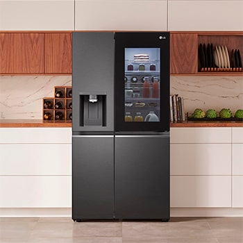 LG InstaView Side-by-Side Kühlschrank GSXV90MCAE in Dark Stainless Steel, integriert in eine moderne Küche mit InstaView-Panel und dunklen Schränken.