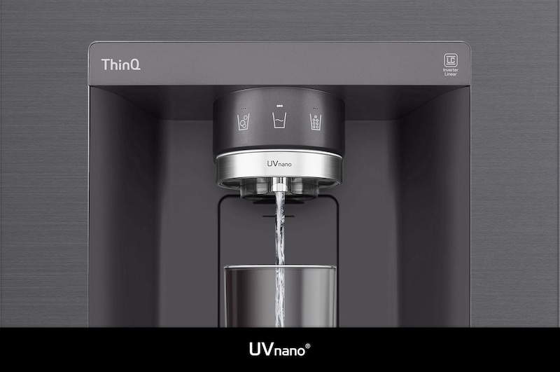 LG Side-by-Side GSXV91MCAE mit **UVnano** Technologie: Nahaufnahme des beleuchteten Wasserspender-Ausgangs, der zur Reduzierung von Bakterien automatisch gereinigt wird.