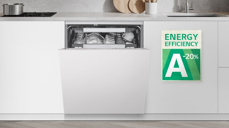 Neben dem Geschirrspüler mit offener Tür steht auf einem Etikett, dass er 20 % effizienter ist als Energieeffizienzklasse A.