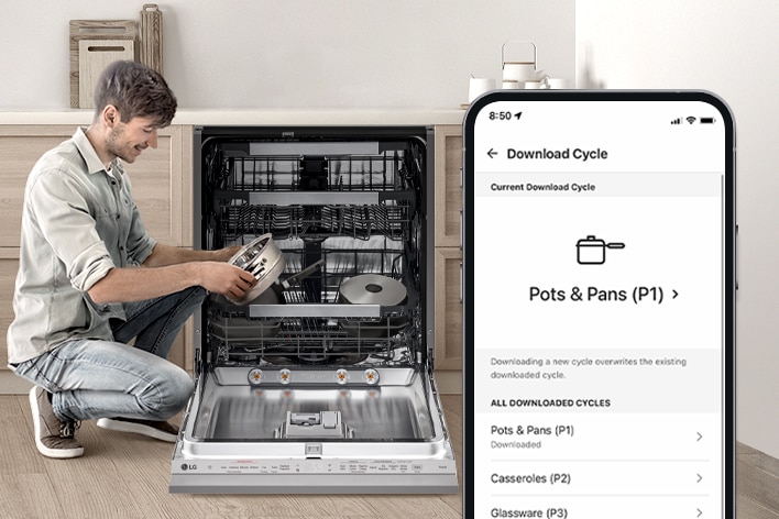 Ein Mann hält einen Topf neben einem Geschirrspüler, während in der ThinQ™ App ein Topfzyklus angezeigt wird. 