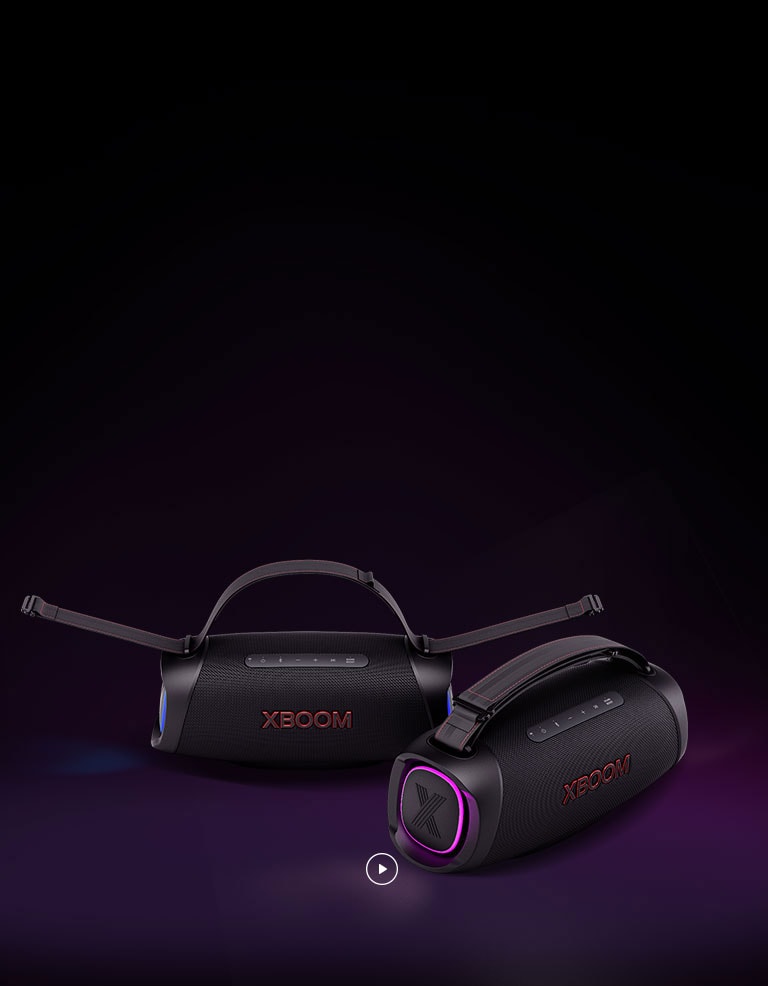 Zwei LG XBOOM Go DXG8T sind in einer universumartigen Umgebung abgebildet. Einer mit Schultergurt und der andere mit einem Handgurt.