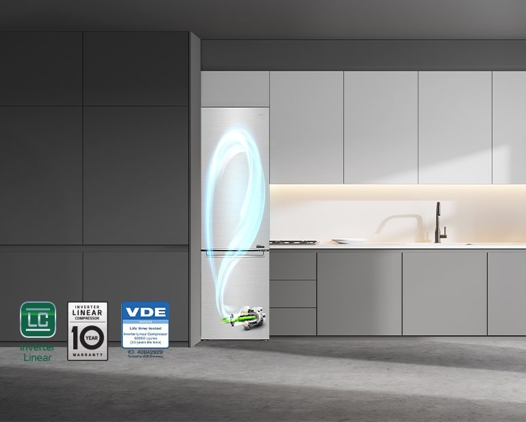 Ein Kühlschrank mit sichtbarem Kompressorfluss in einer grauen Küche.