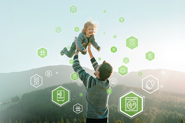 Vor einem Hintergrund aus Bergen und Himmel hält ein Vater ein lächelndes Kind. Die Energiesymbole umgeben die beiden.