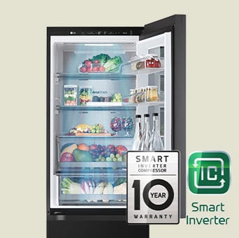 Mit frischen Lebensmitteln gefüllter Kühlschrank mit offener Tür und Logobildern für Garantie und Smart Inverter Compressor®