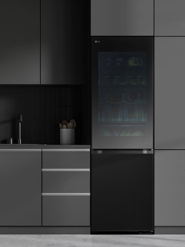 Moderne Küche mit einem Kühlschrank, der sich nahtlos in die umgebenden Schränke einfügt