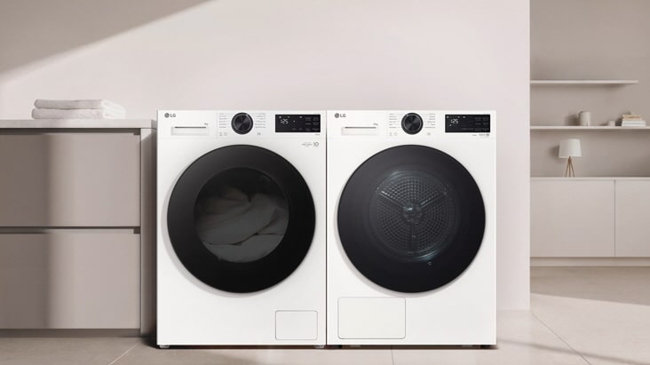 Ein Video, in dem die Tür geöffnet, Wäsche in die geräumige Trommel geladen und die Maschine eingeschaltet wird.	