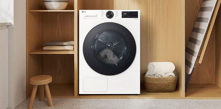 Video eines LG Trockners in einem Interieur mit Holzmotiven, das die AI Dry-Funktion demonstriert	