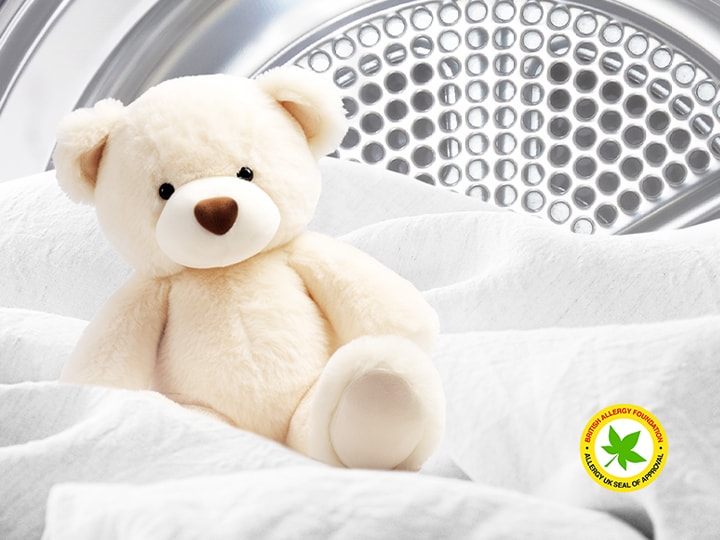 Bild einer Decke und eines Teddybärs in einem LG Trockner mit dem Logo der British Allergy Foundation	