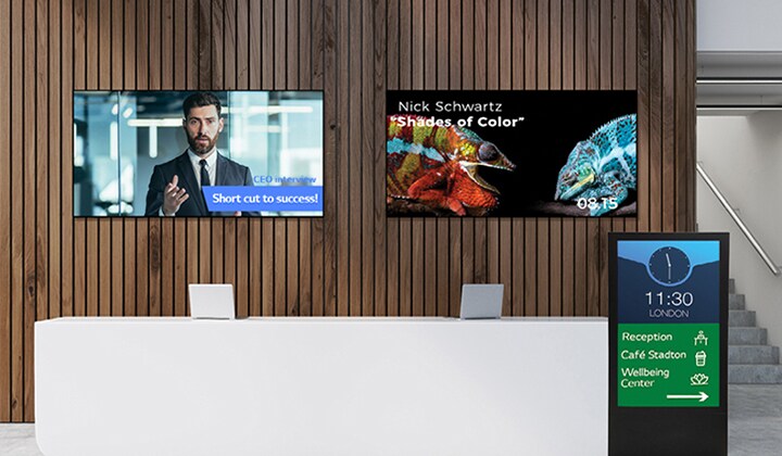 In der Firmenlobby sind verschiedene Arten von Displays installiert.