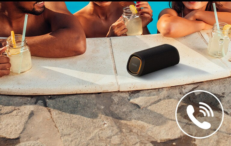 Der LG XBOOM Go XG5 befindet sich am Rand eines Pools. Drei Personen befinden sich im Wasser und führen ein Gespräch über den Lautsprecher.