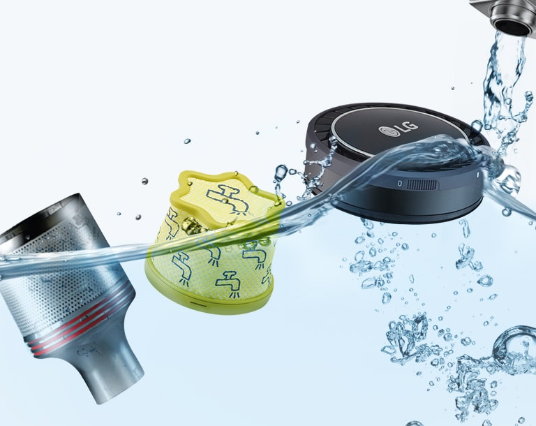 LG Wasserfilter-Teile schwimmen unter einem Wasserstrahl.