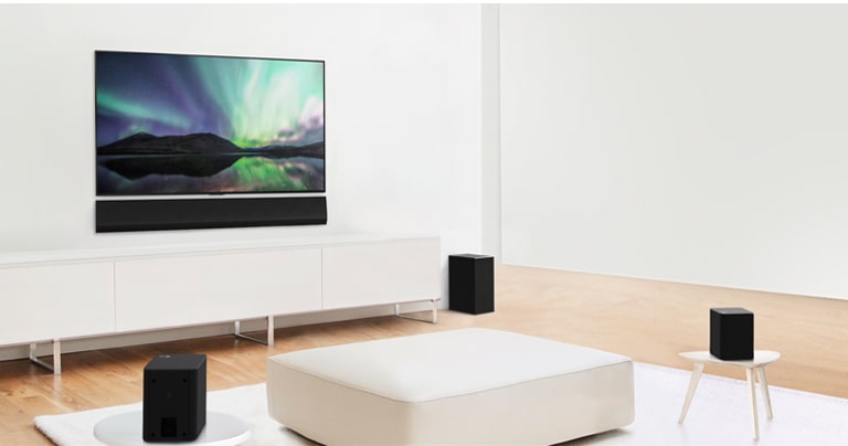 Videovorschau, welche die LG Soundbar in einem weißen Wohnzimmer und die 3.1-Kanal-Einrichtung zeigt.