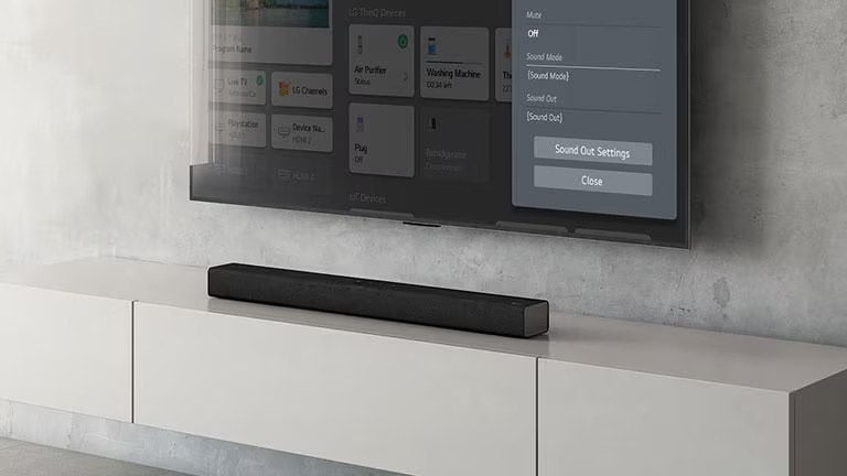 Ein LG TV hängt an der Wand und zeigt die Sound-Bar-Einstellungen an. Darunter steht eine LG Sound Bar S75Q auf einem TV-Regal. In der linken oberen Ecke steht „NEU“.