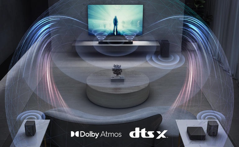 Im Wohnzimmer hängt ein LG TV an der Wand. Auf dem Fernsehbildschirm läuft ein Film. Die LG Soundbar befindet sich direkt unter dem Fernseher auf einem beigefarbenen Regal mit einem hinteren Lautsprecher links. Die Logos von Dolby Atmos und DTS:X werden in der Mitte unten im Bild angezeigt.