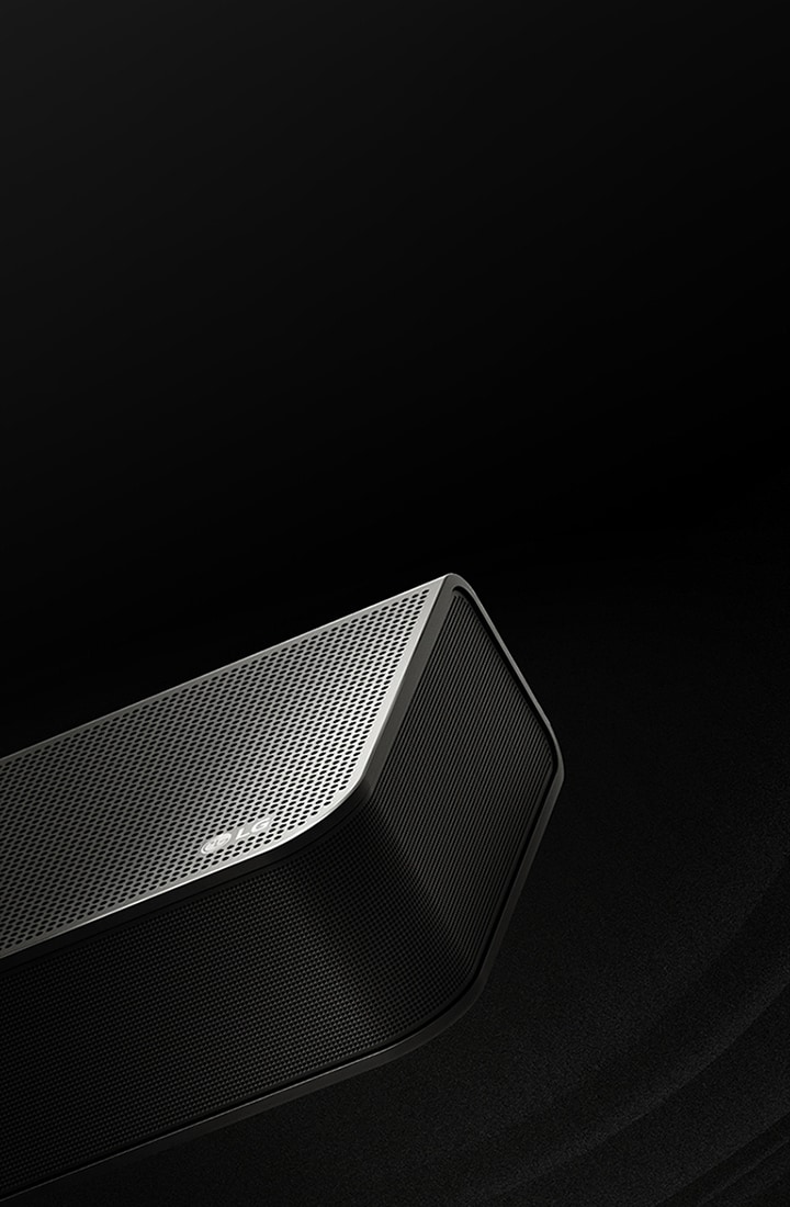 Die LG Soundbar steht vor einem schwarzen Hintergrund und zeigt ihr Design von oben bis in die Ecken. Weiße Tröpfchen projizieren aus der Mitte und den Enden der Soundbar wie ein Wasserfall und stellen den aufsteigenden Klang dar.