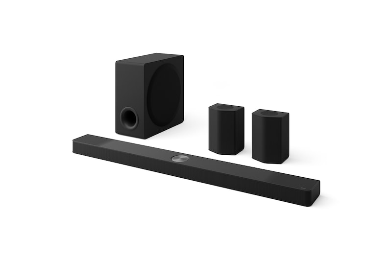 45-Grad-Schrägansicht von Soundbar, Subwoofer und hinteren Lautsprechern