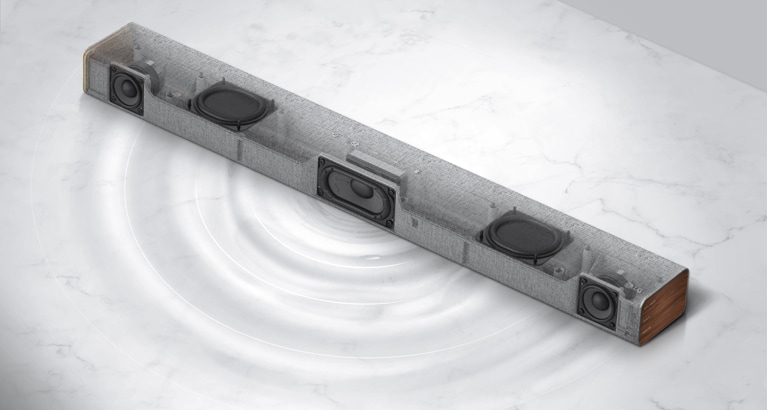 Diagonale Ansicht der transparenten LG Soundbar mit der rechten Seite nach vorn zeigend. Der eingebaute Subwoofer und die dualen Passiv-Radiatoren im Inneren des Produkts sowie ein Welleneffekt auf einem weißen Marmorboden sind zu sehen.