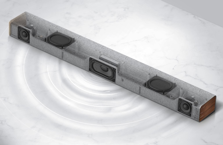 Diagonale Ansicht der transparenten LG Soundbar mit der rechten Seite nach vorn zeigend. Der eingebaute Subwoofer und die dualen Passiv-Radiatoren im Inneren des Produkts sowie ein Welleneffekt auf einem weißen Marmorboden sind zu sehen.