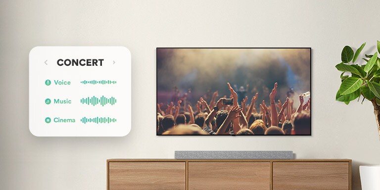 An der Wand hängender Fernseher. Der Fernseher zeigt Menschen, die bei einem Konzert klatschen, dann wird zuerst zu einer Filmszene mit einem fahrenden Auto in einem Wald umgeschaltet und dann zu den Nachrichten und ein Moderator spricht. Die LG Soundbar steht direkt unter dem Fernseher auf einem beigefarbenen Regal (Video abspielen).