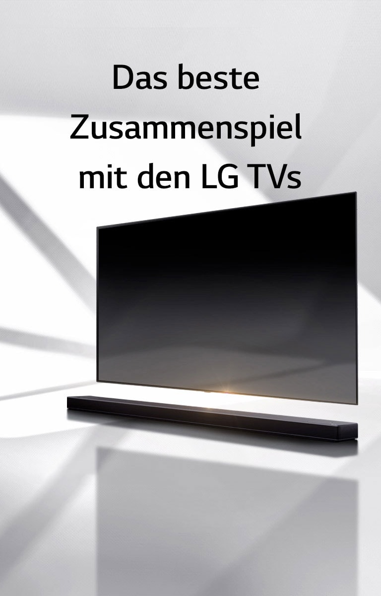 Eine Soundbar und ein TV-Gerät stehen auf einem weißen Boden, von rechts hinten und von außen erscheinen Schatten.