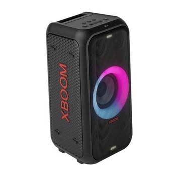 Linke Seite vorne mit sämtlicher Beleuchtung eingeschaltet. Das XBOOM Logo ist zu sehen.