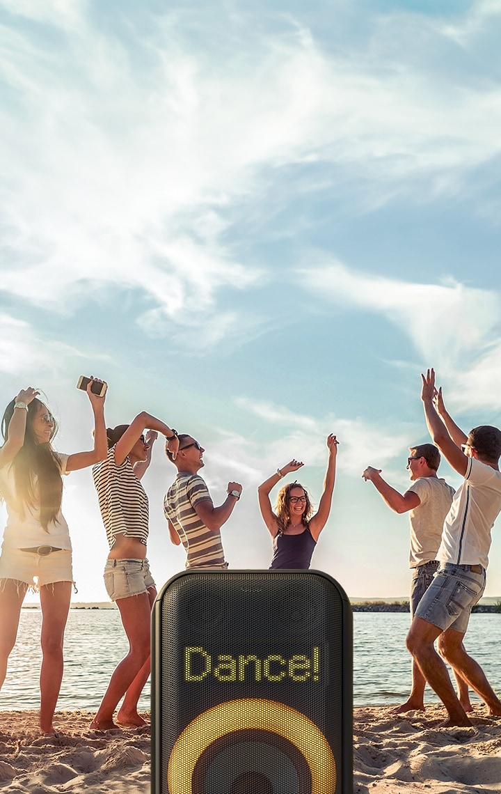 Nahaufnahme von Dynamic Pixel Lighting. Der Tanz wird angezeigt. Text. Unten ist orangefarbene Color Ring Lighting eingeschaltet. Hinter dem Lautsprecher tanzen Menschen am Strand.	