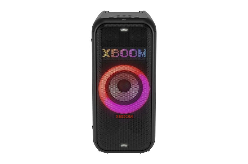 Vorderansicht mit eingeschalteter Beleuchtung. Auf dem Panel der dynamischen Pixel-Beleuchtung ist der Text XBOOM zu sehen.