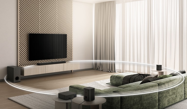 Ein LG TV hängt an der Wand und eine LG Soundbar befindet sich unter dem Fernseher. Der Subwoofer steht auf dem Boden eines Wohnzimmers und 2 hintere Lautsprecher befinden sich weiter hinten im Raum.