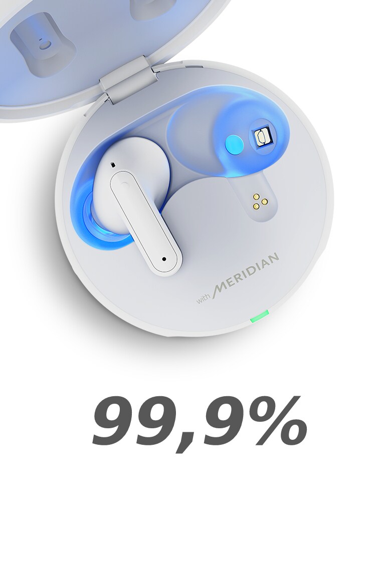 Das blaue UV-Licht der TONE Free ist bei geöffnetem Lade-Etui eingeschaltet und der Schriftzug „UVnano tötet 99,9 % der Bakterien ab“ ist darunter zu lesen.