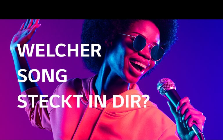 Eine Frau singt.
