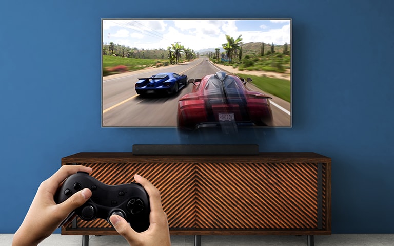 Die LG Sound Bar steht auf einem weißen Regal. Eine Soundgrafik kommt aus dem Lautsprecher. Das Logo von LG ist in der rechten Ecke der Sound Bar zu sehen.