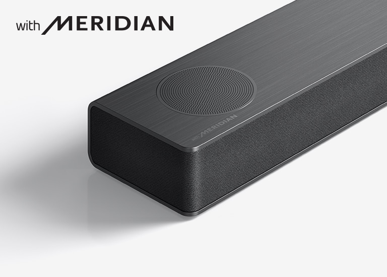 Nahansicht der linken Seite der LG Soundbar mit MERIDIAN-Logo unten links.