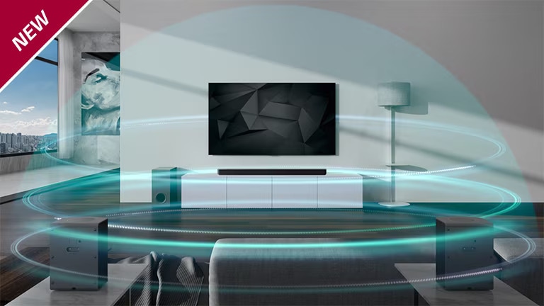 In drei Lagen umgeben blaue kuppelförmige Klangwellen einen Fernseher und eine Sound Bar, die sich in einem Wohnzimmer befinden. In der linken oberen Ecke steht „NEU“.