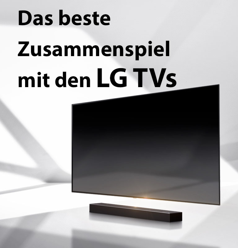 Eine Soundbar und ein TV-Gerät stehen auf einem weißen Boden. Von rechts hinten und von außen erscheinen Schatten.